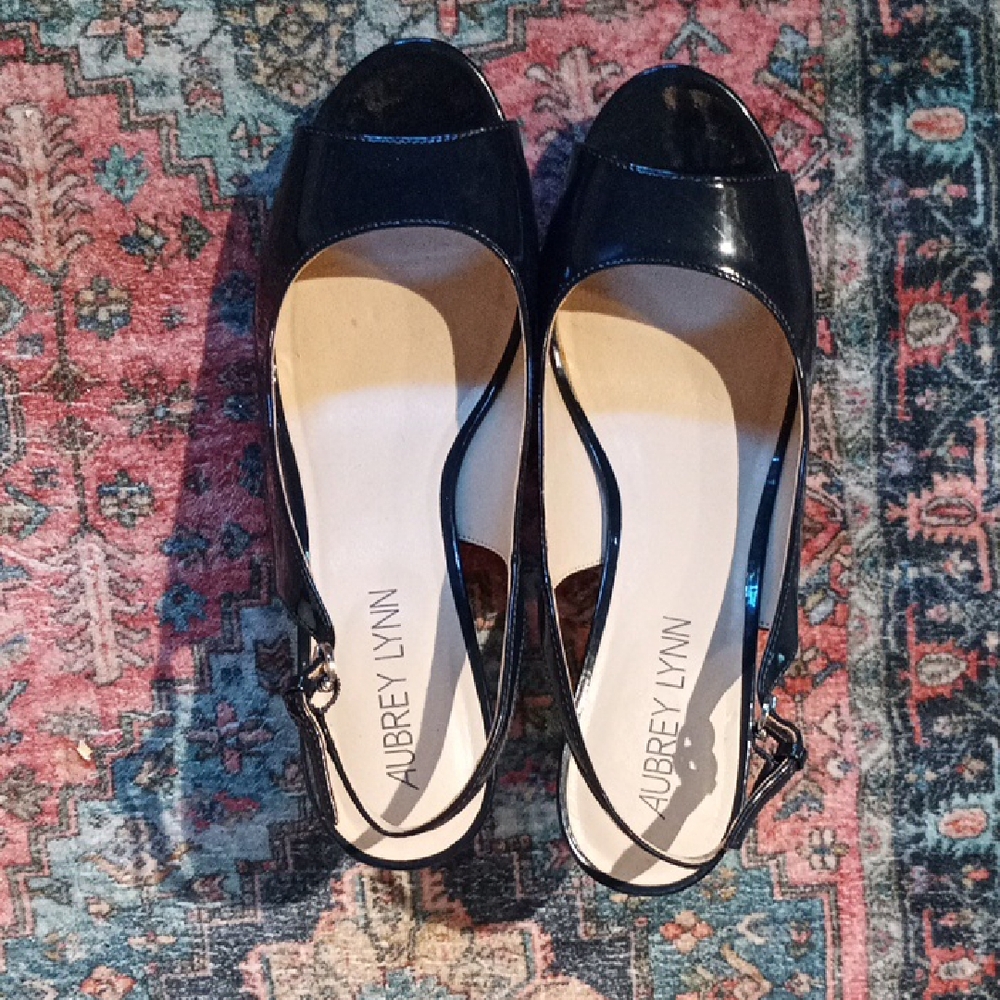 Aubrey Lynn Navy Patent Slingback Peep-Toe Heels 9.5